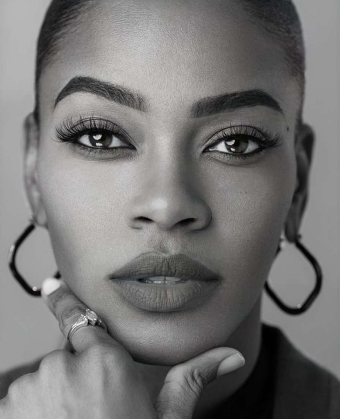 Porctia Symone